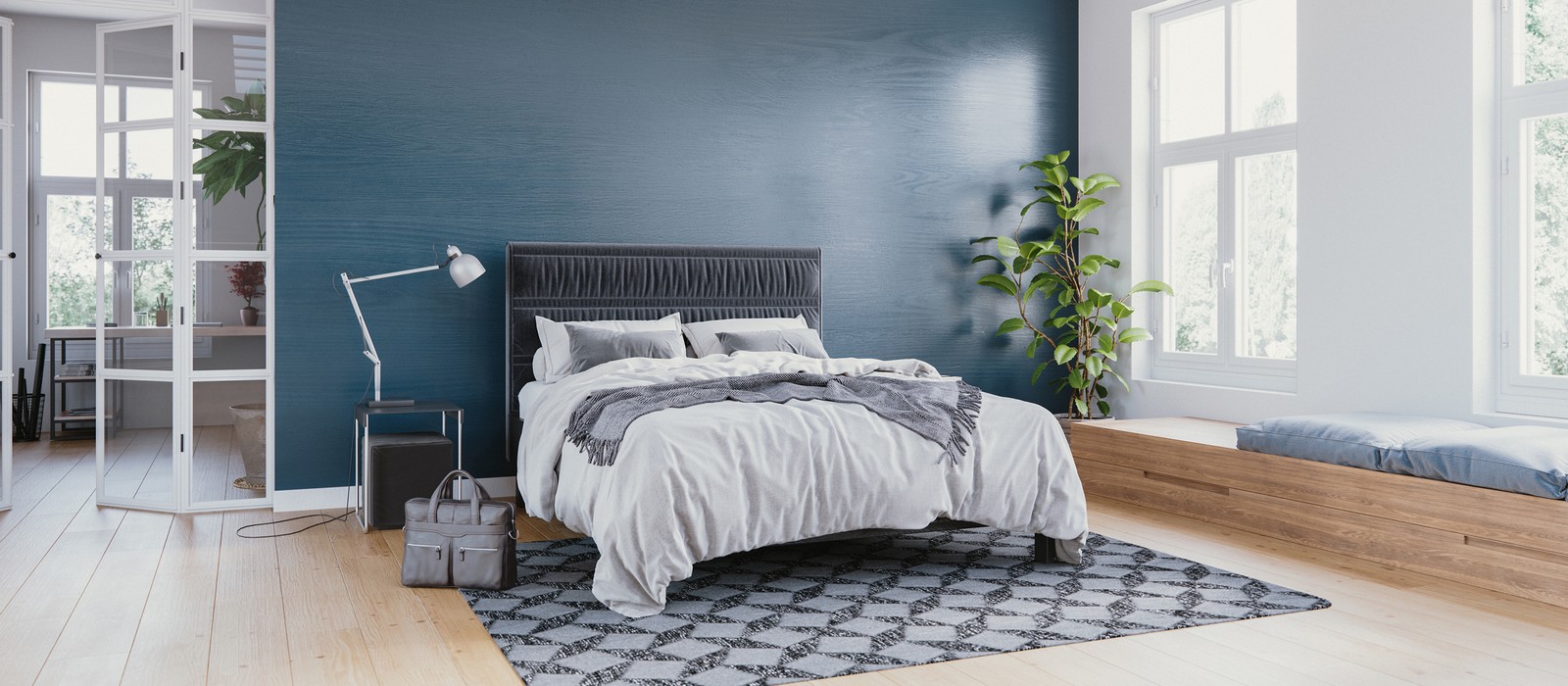 Modernes Schlafzimmer mit großem Bett, dekorativen Kissen, Pflanzen und Holzdetails. Helle Farben und viel Tageslicht.